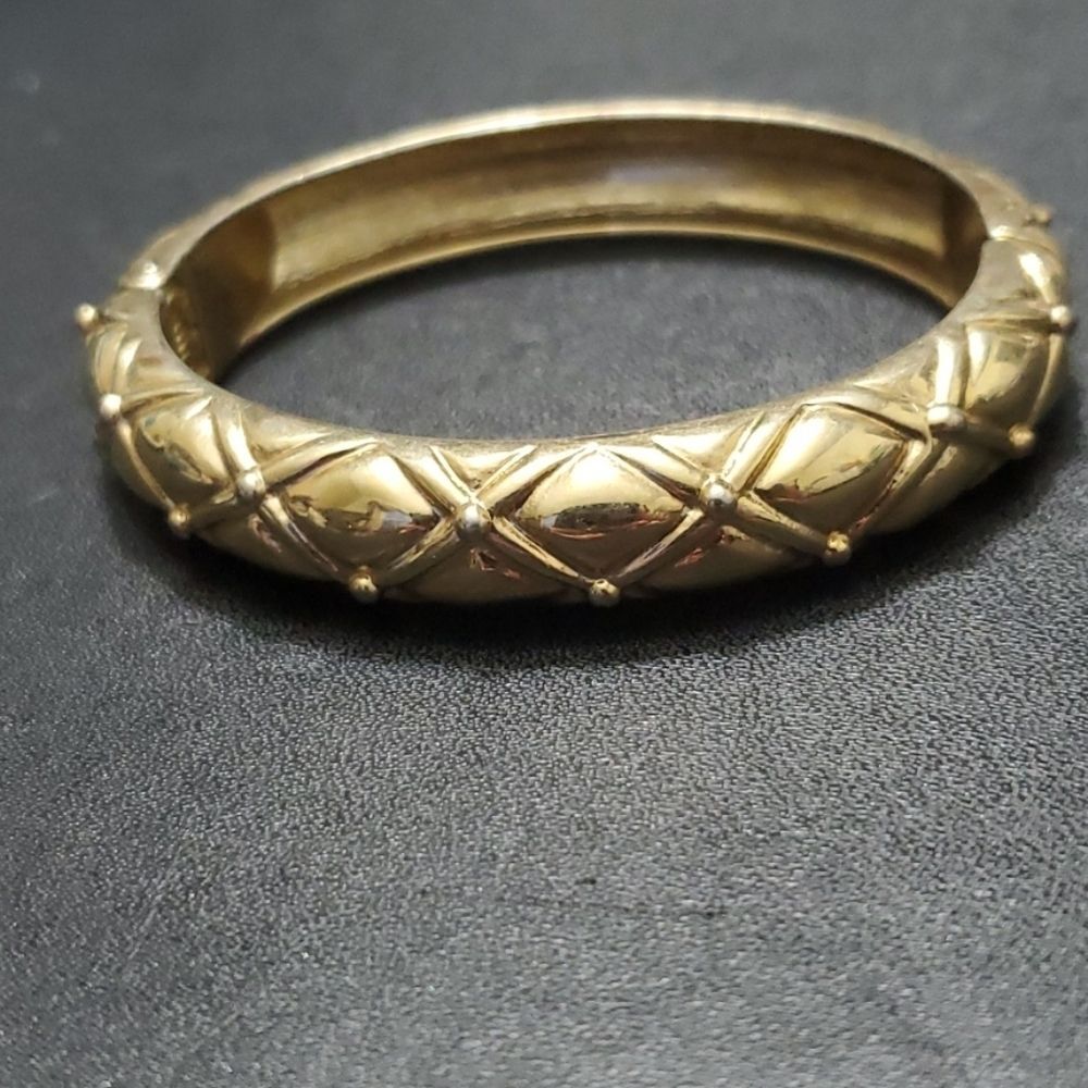 Gold tone hinged bracelet 6.25"